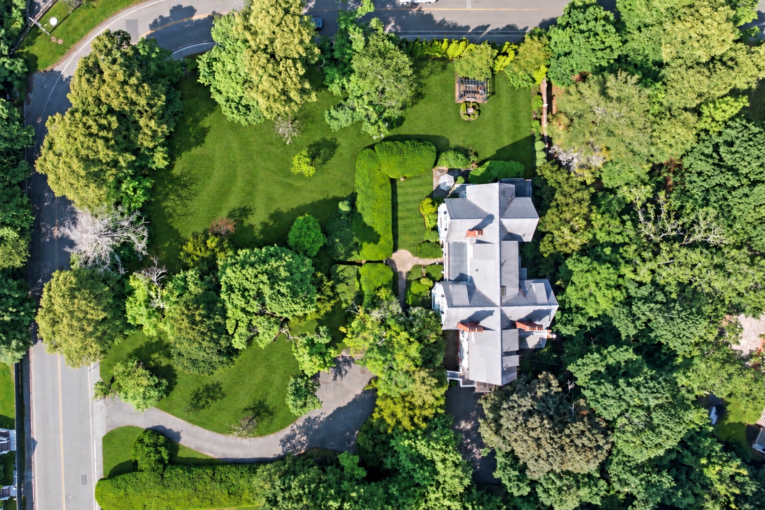 Overhead view of 51 Cliff Street within its sweeping lawns and mature trees